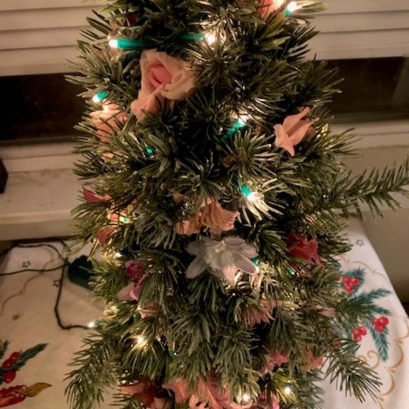 Vintage One-of-a-Kind Victorian Style Floral 21-inch Rose Tree with Lights - Picture 4 of 9